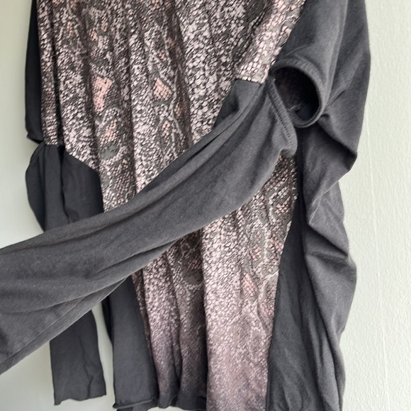 All Saints Kaa Waves LS gray snakeskin print tee with elbow slits - Picture 3 of 7